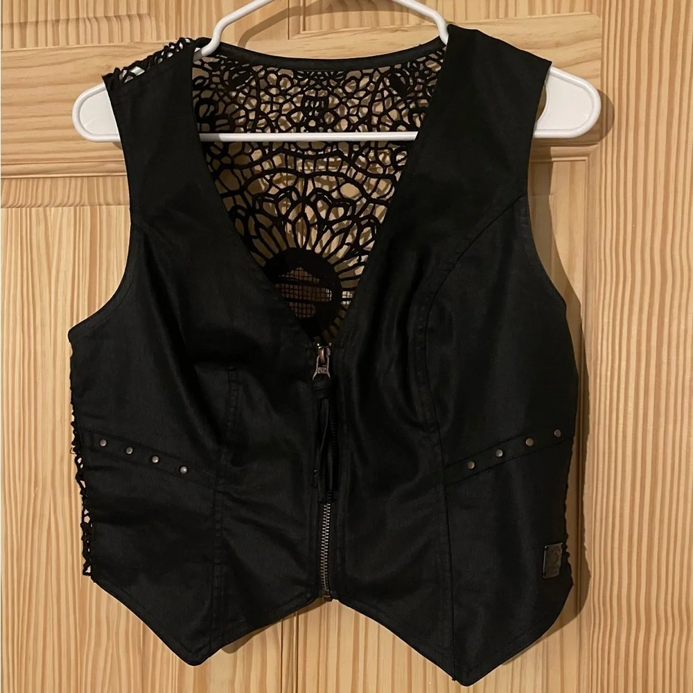 Black Lace Detail Vest - Picture 6 of 9